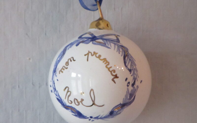 couronnes-bleues-personnalisee-Copiejpg##Boule de noël en faïence personnalisable##Agnès Claire##