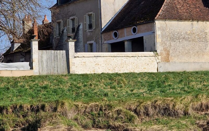 ABDL-Vue-de-la-Loirejpg##Chambres d'hôtes Au bord de Loire_Vue de la maison depuis le fleuve##Christiane Vavouil - propriétaire##